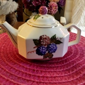 RARE 1960 KNOTTSBERRY FARM BOYSENBERRY TEAPOT/STAMPED AUTHENTICTY